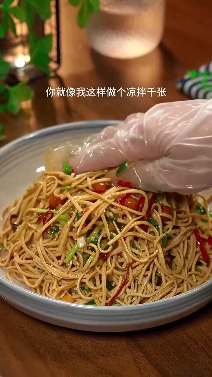以后千张不要总是炒着吃了,你就像我这样做个凉拌千张丝,比大