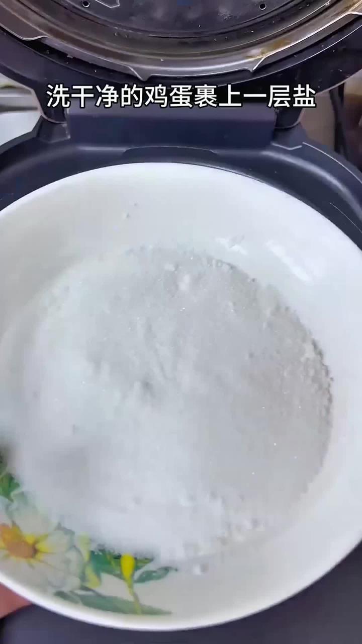用电饭锅做的盐焗鸡蛋 比水煮的好吃太多了