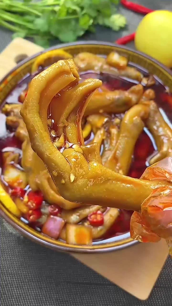 想吃酸辣爽口的泡鸭爪吗?在家就能做,方法很简单
