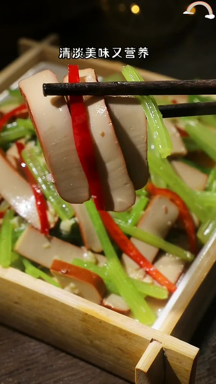 没胃口时就来份香芹凉拌鸡蛋干,清淡美味又营养,老人小孩都爱吃~