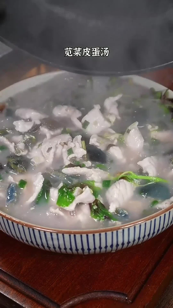 这款苋菜皮蛋汤鲜美无比,喝上一口让人过瘾,绝对值得一试!