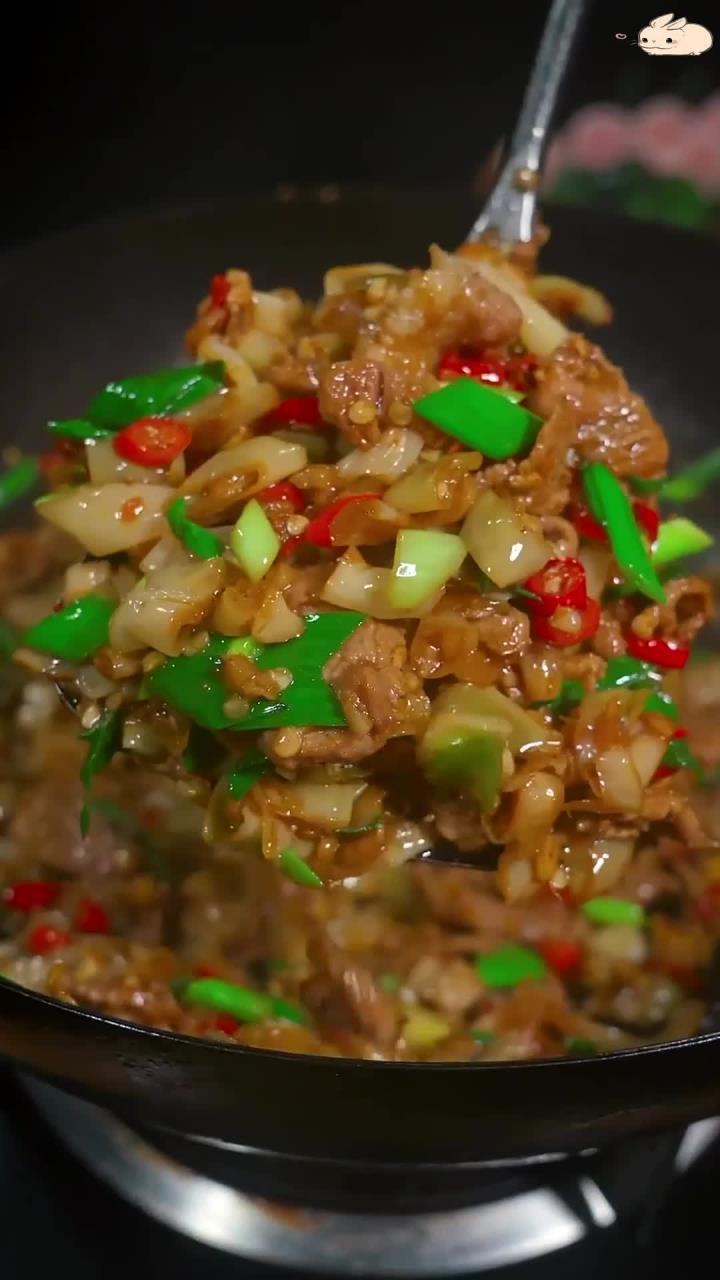 香辣白辣椒炒肉,牛肉炒至鲜嫩,鸡杂美味无敌,快来试试!