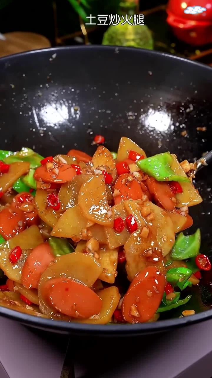 土豆和火腿炒在一起,又是一道简单又好吃的家常菜