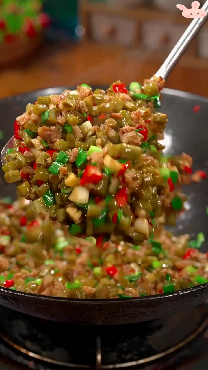酸辣可口的酸豆角炒肉沫,拌饭拌面绝佳选择,多泡水后更美味