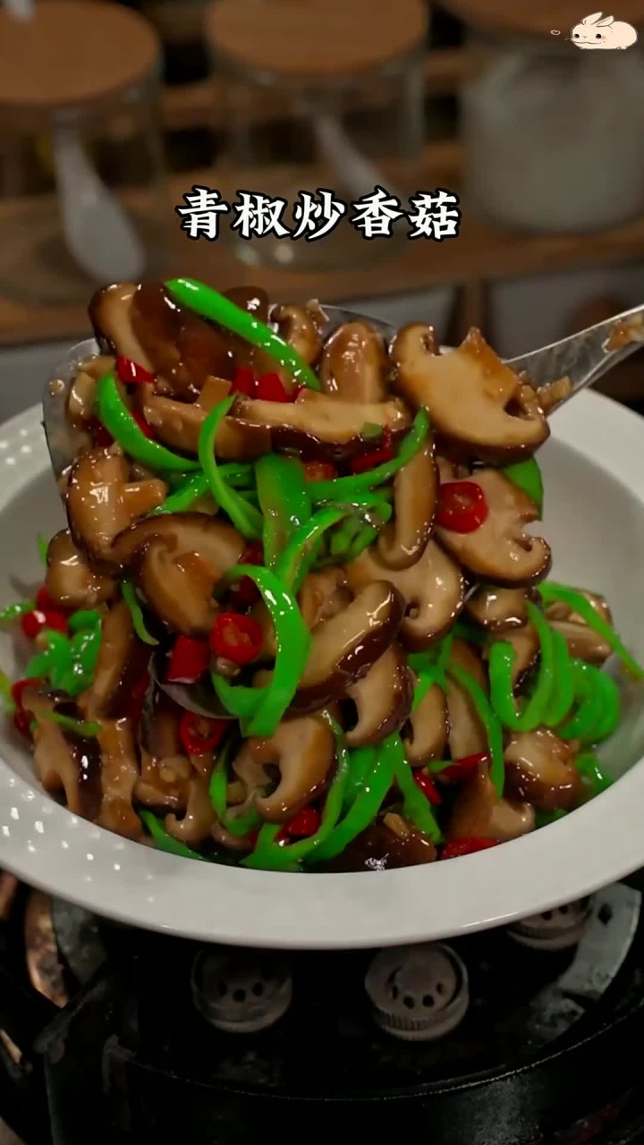 这是我最喜欢的素炒香菇做法,不放一块肉非常好吃
