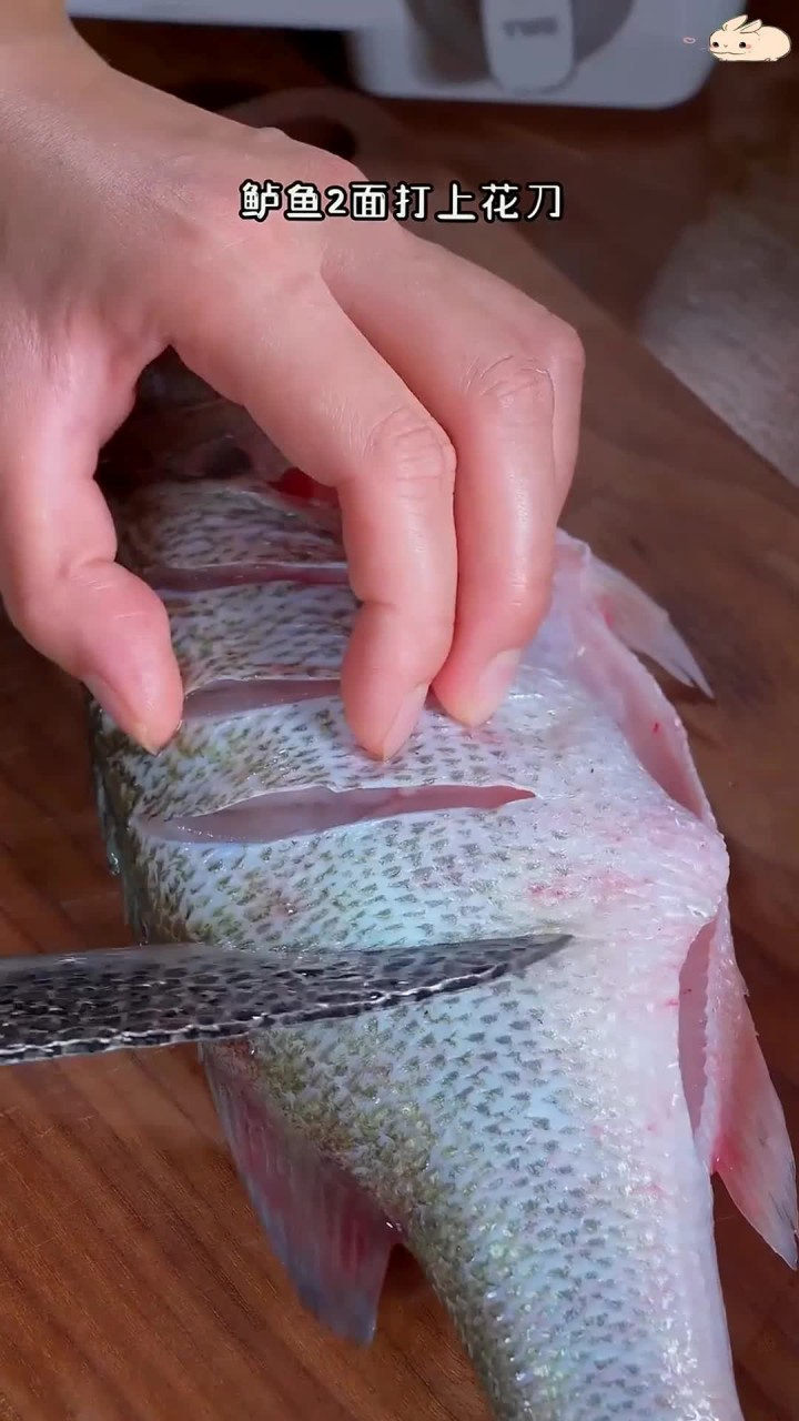 清蒸鲈鱼这样做超美味,保证你没尝过的绝佳口感