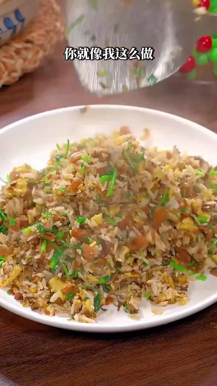 外婆菜香菜蛋炒饭的做法,蛋炒饭这样做太好吃了
