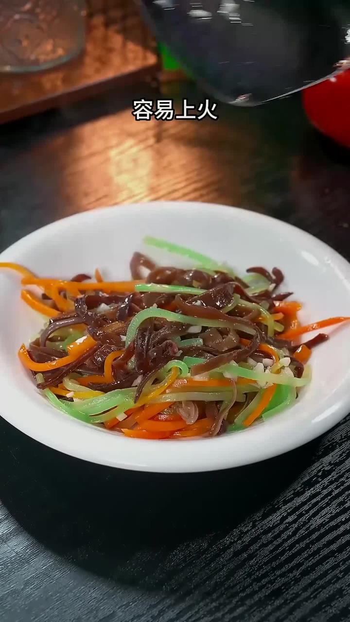 平时要是吃腻了大鱼大肉,做一道这样的素炒三丝,清脆爽口特别的解腻～