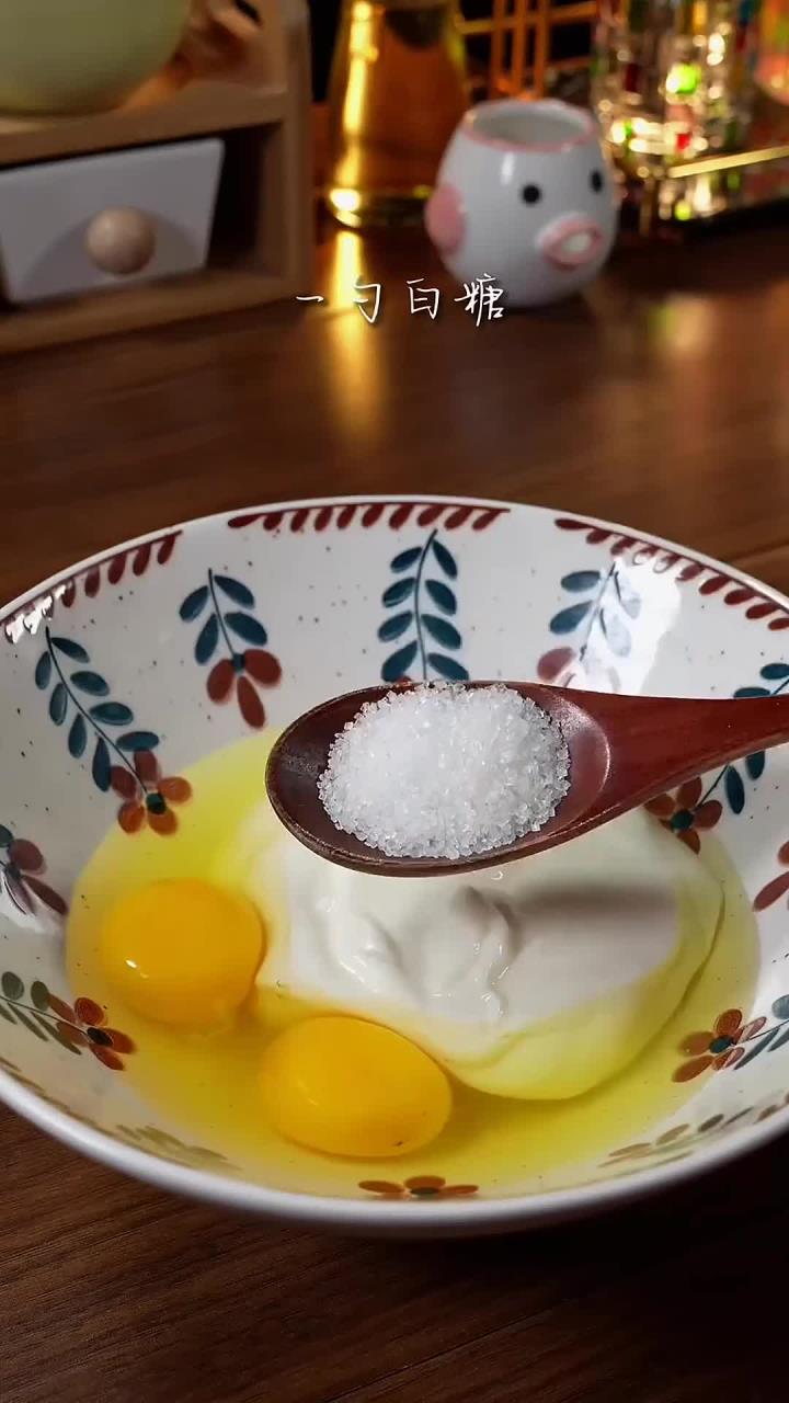 一根香蕉,一个鸡蛋就能做出香甜绵软,入口即化的香蕉酸奶蛋糕,还不用打发,不用烤箱