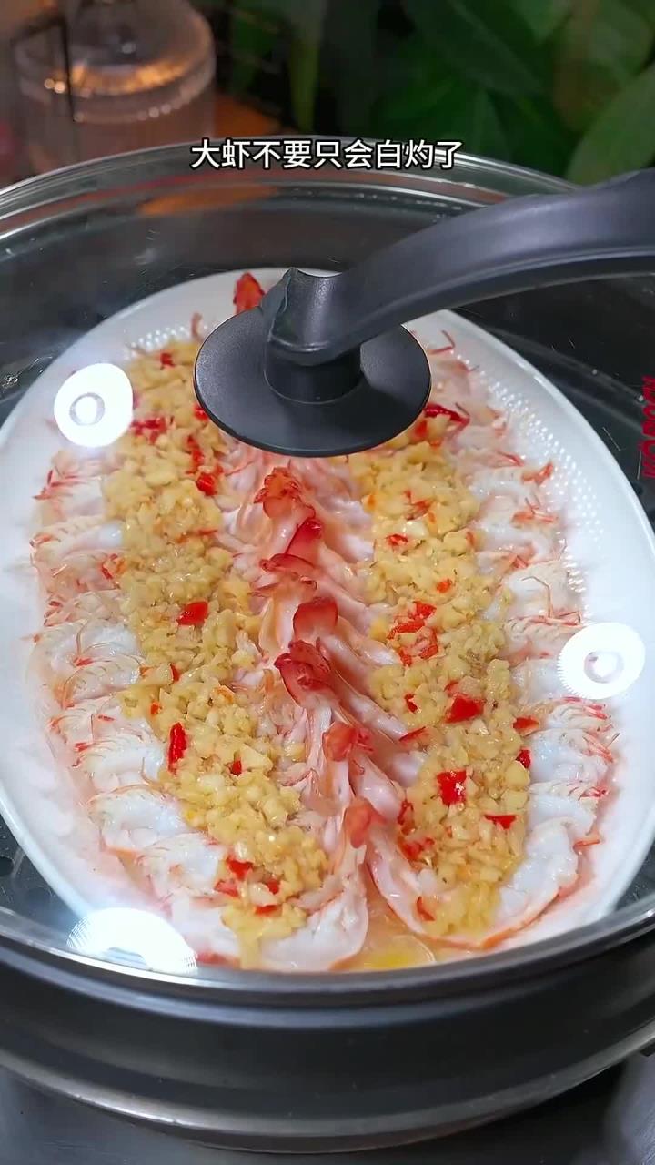 以后家里来客大虾，你就像我这样做到蒜蓉开背虾，蒜香浓郁 虾肉也特别的Q弹好