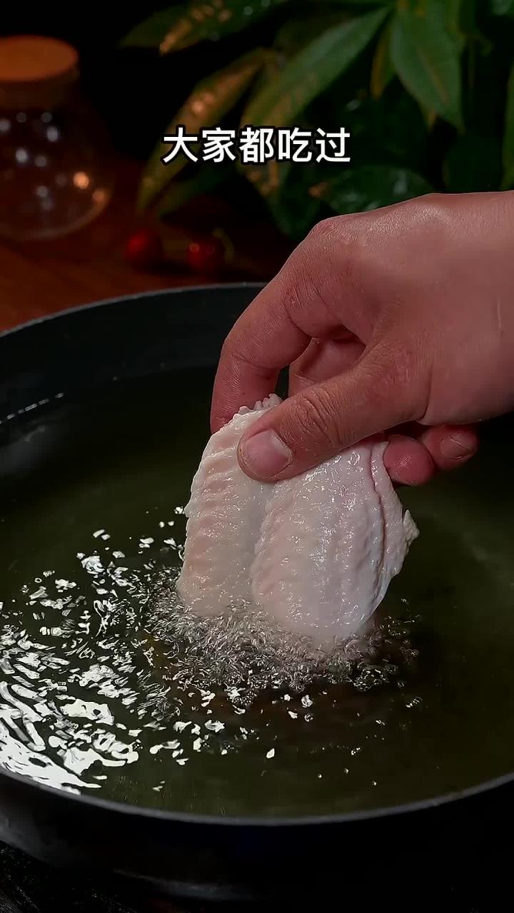 以后想吃炸鸡翅了,你可以和我一样做一道蒜香鸡翅,咸香酥脆