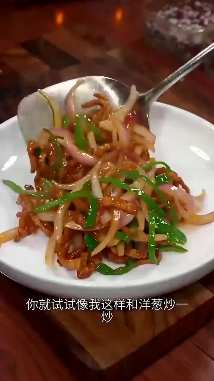 天热不想吃饭,你就像我这样做个洋葱炒肉,洋葱鲜甜可口 肉丝滑嫩又入味,好吃又下饭