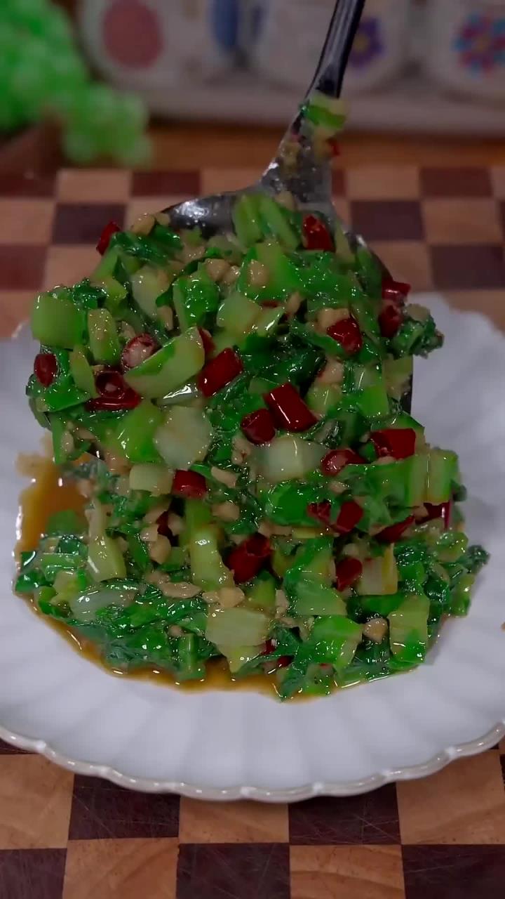 每次买的油麦菜都是清炒,像我这样用豆腐乳炒出来真的好吃,一定试一试