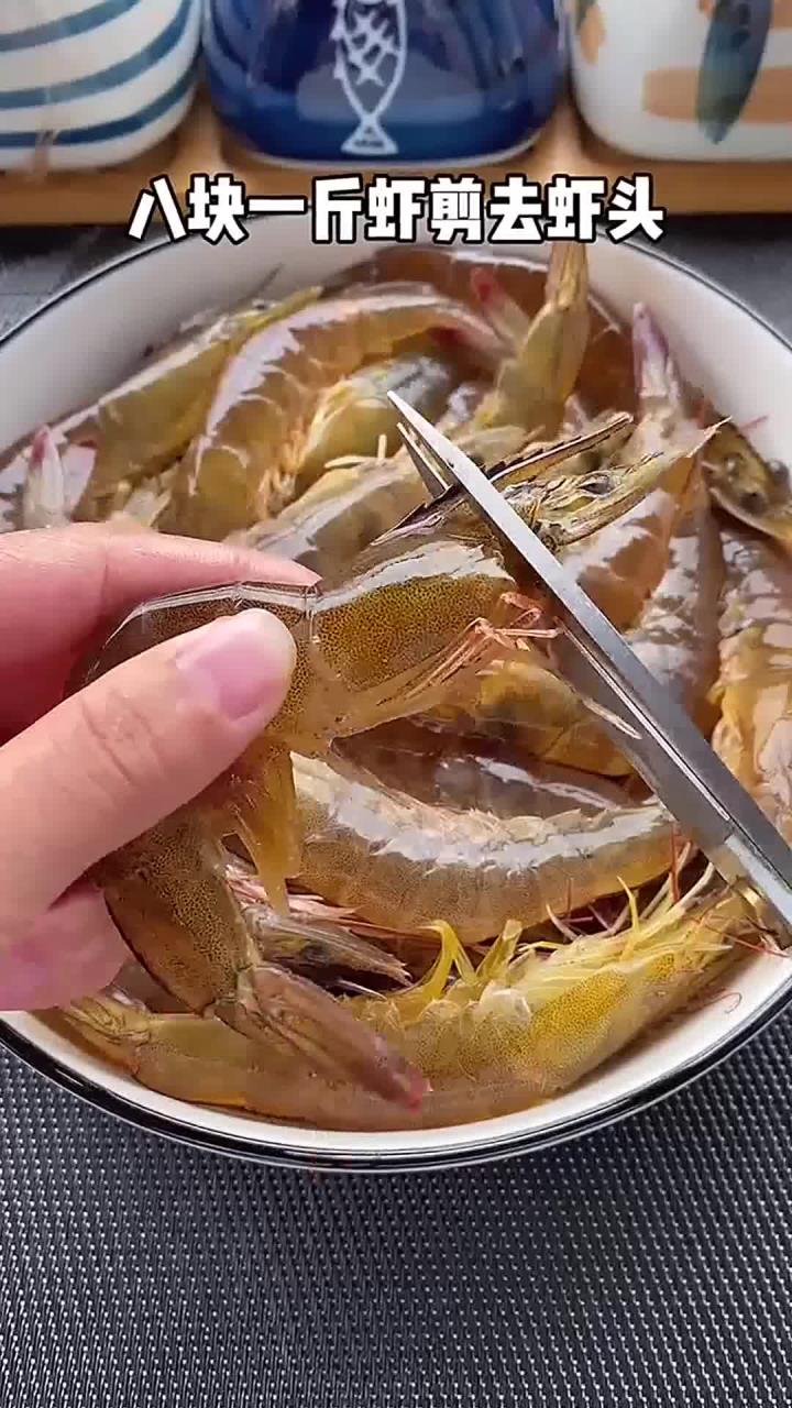 家里来客人了跟着黄磊老师做一道这样的蒜蓉粉丝虾,做法简单好看又好吃~