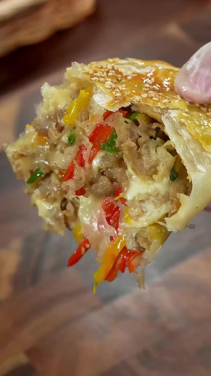 又解锁了手抓饼的新吃法啦,用空气炸锅做的手抓饼版山姆牛肉卷,一口下去拉丝又好吃