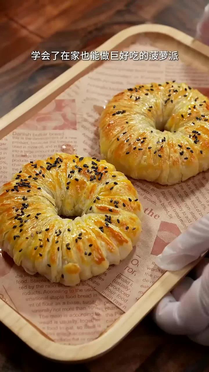 菠萝与手抓饼做的菠萝派也太好吃了吧,香香甜甜的超赞
