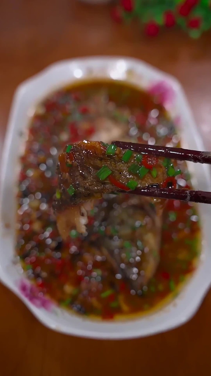 在我们湖南做菜少不了豆豉,豆豉鲫鱼的这个做法真的非常香