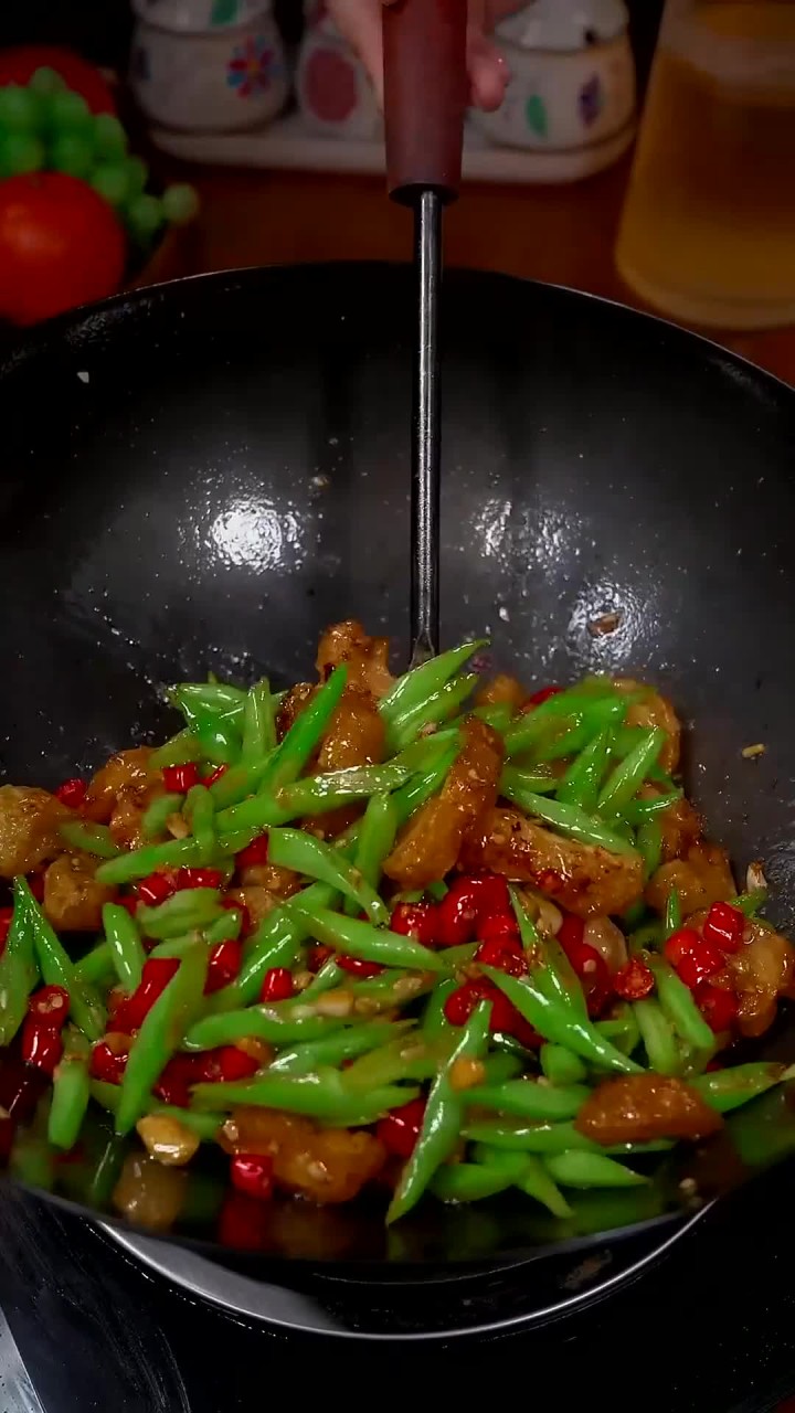 在湖南郴州每个饭店的特色菜一定有四季豆炒油渣,给大家安利一下其特点就是这包脆皮香