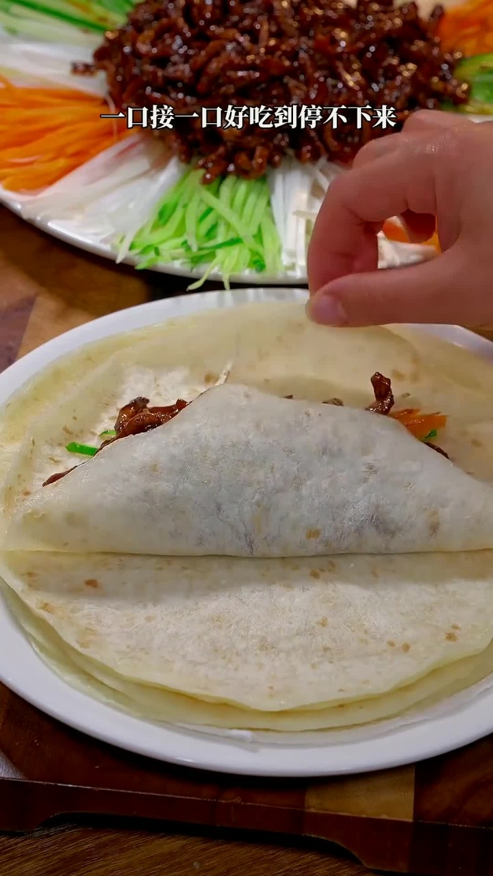 京酱肉丝卷饼，小朋友们特别爱吃～