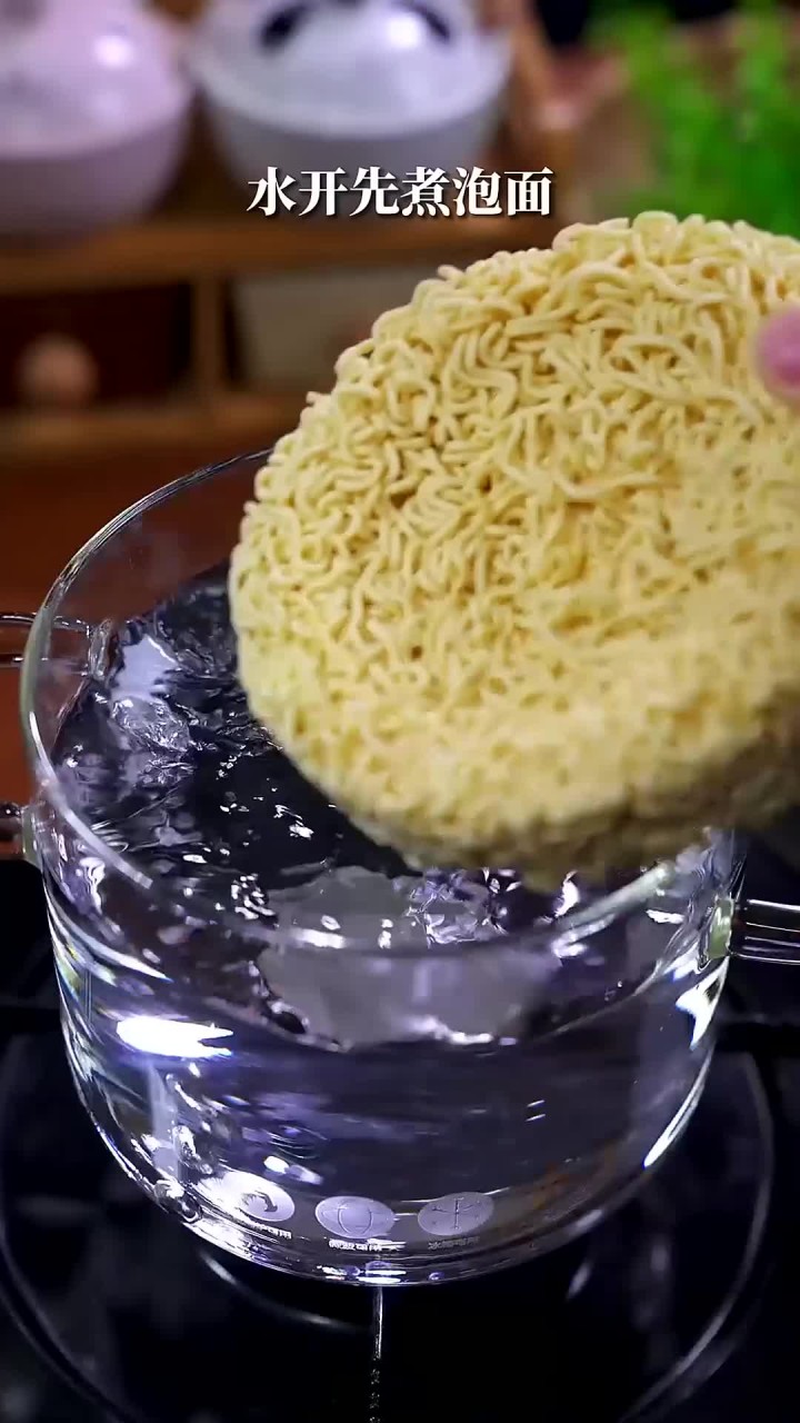 如果家里还有泡面，你就像我这样做一碗香喷喷的葱油拌面，好吃又方便