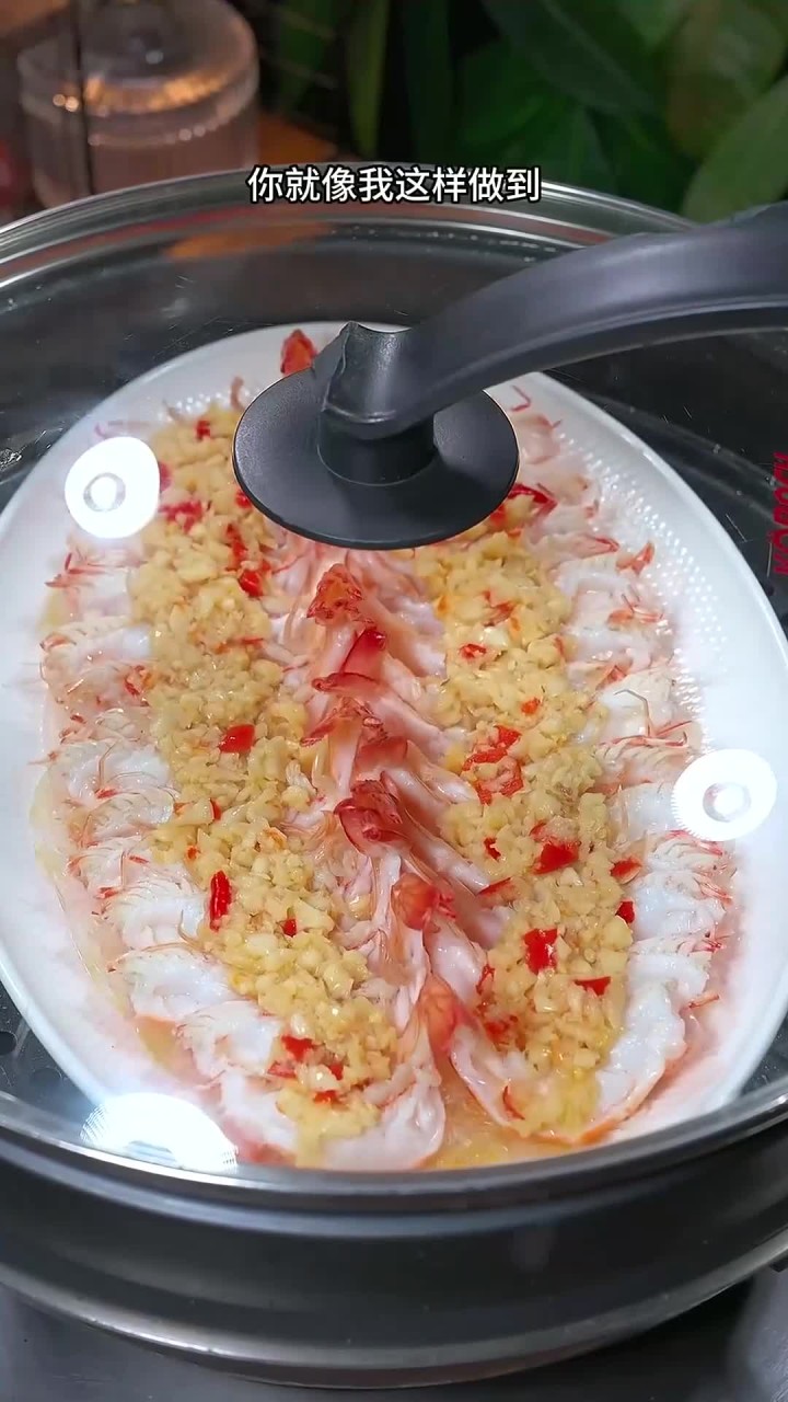 以后家里来客大虾，你就像我这样做到蒜蓉开背虾，蒜香浓郁 虾肉也特别的Q弹好