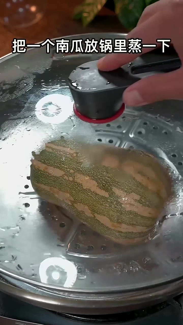 南瓜饼很多人在家都做不好,那是因为步骤错了～下次你可以和我这样做各个软糯好吃