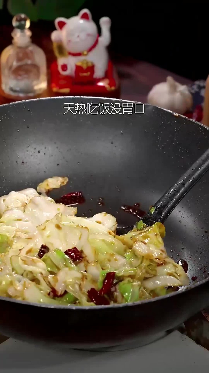天热吃饭没胃口,你一定要试试这个酸辣包菜,酸辣开胃简单又好吃