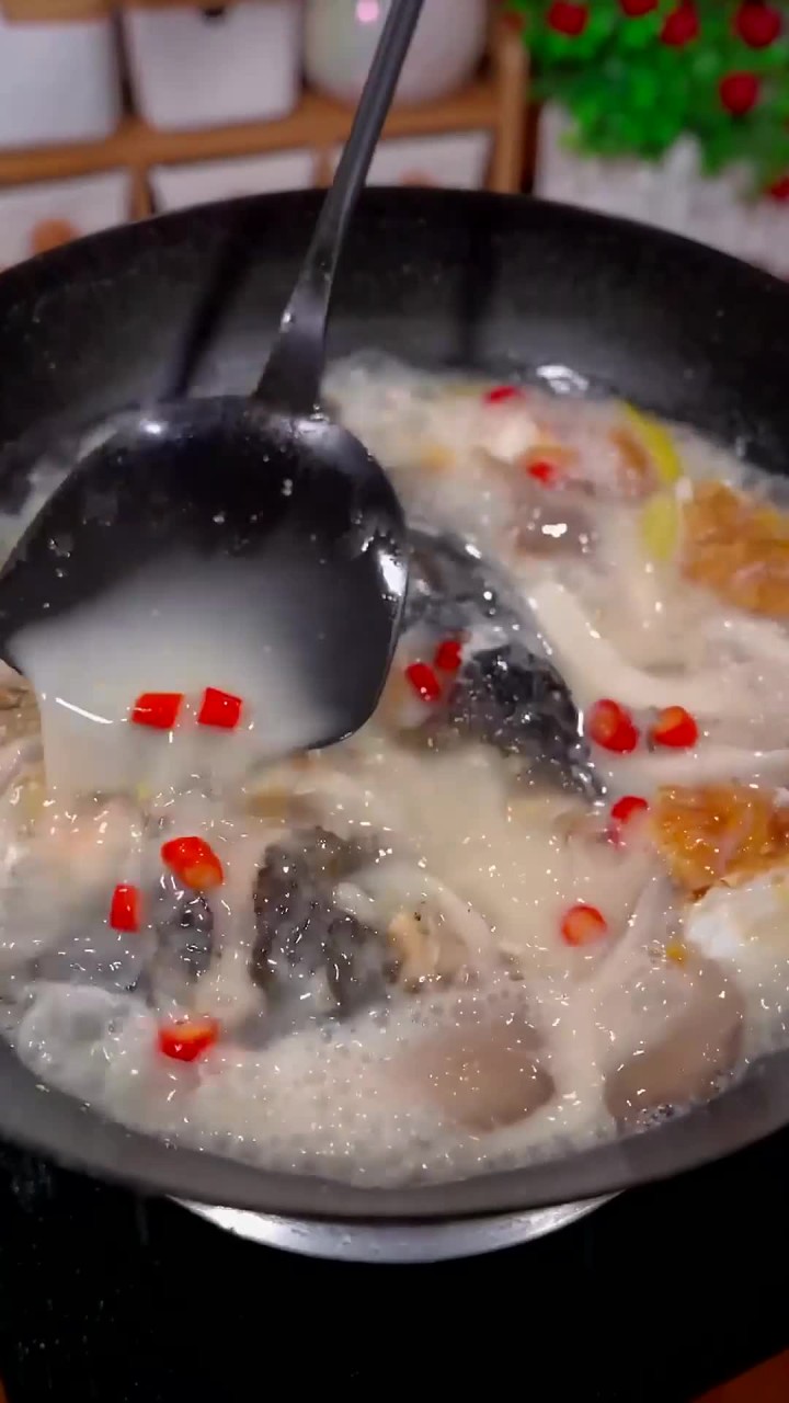 平菇鱼头汤这样做真的非常鲜,酸辣又开胃