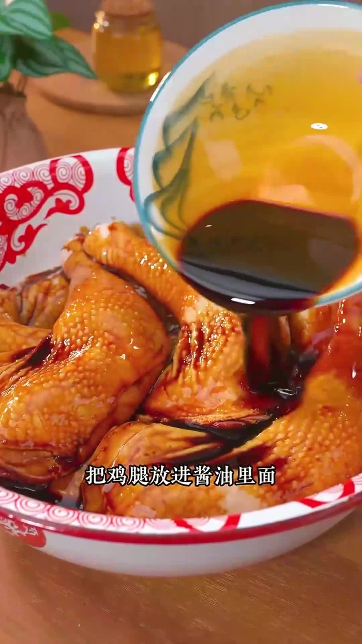 饭店桌桌必点的招牌美食,在家只需一个电饭锅也能轻松做出来,这样做的酱油手撕鸡皮脆
