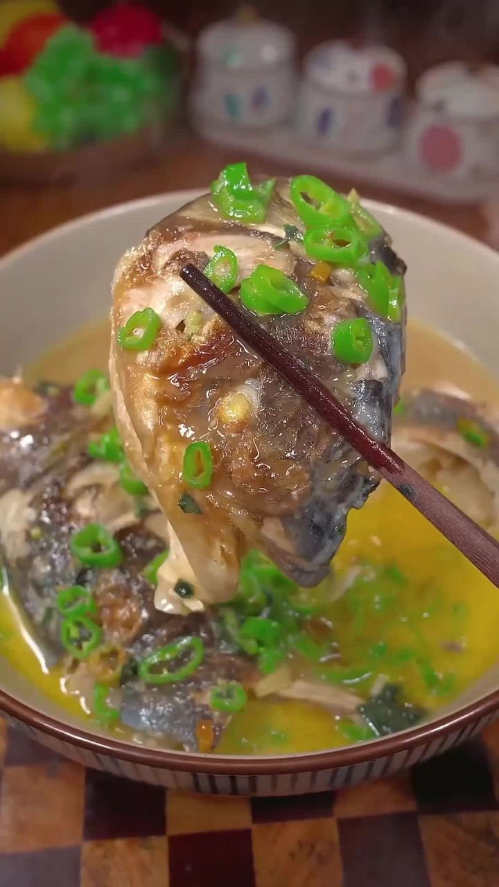 简单的食材不一样的味道,以前在家时妈妈煮的最多就是这道青椒焖鱼头,汤汁泡饭都特别