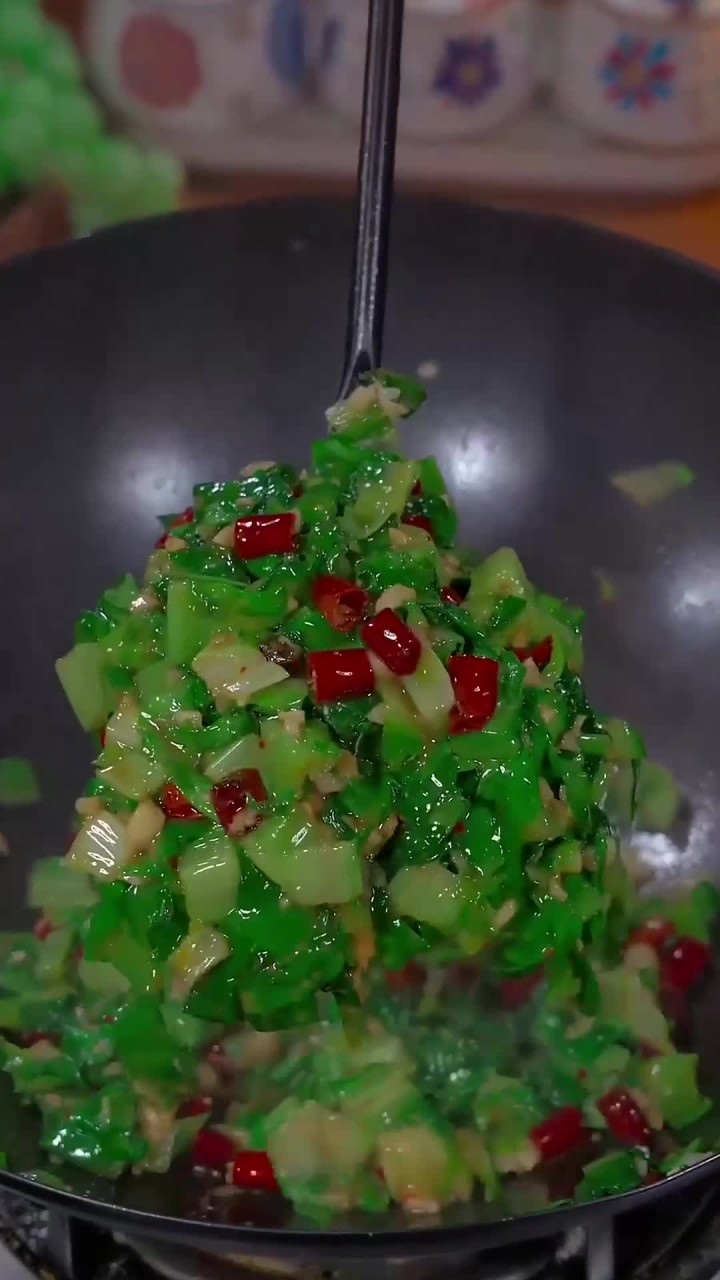 每次买的油麦菜都是清炒,像我这样用豆腐乳炒出来真的好吃,一定试一试