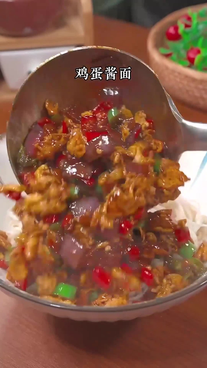 以后面条买回家你就像我这样做个鸡蛋酱面,做法简单特别好吃