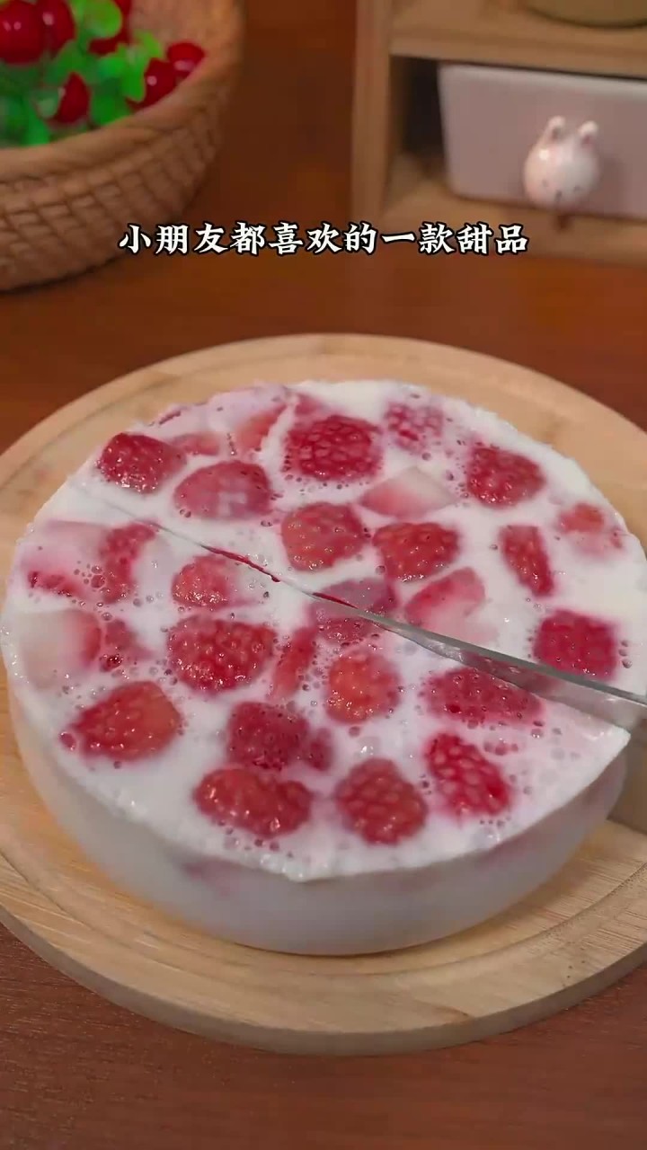 小朋友都喜欢的一款甜品,草莓牛奶布丁,做法简单
