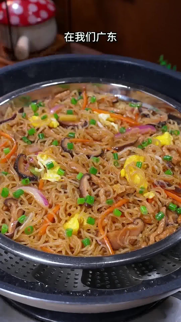 在我们广东 蒸米粉就是我们的拿手菜 它比炒米粉还好吃 软糯入味特别香