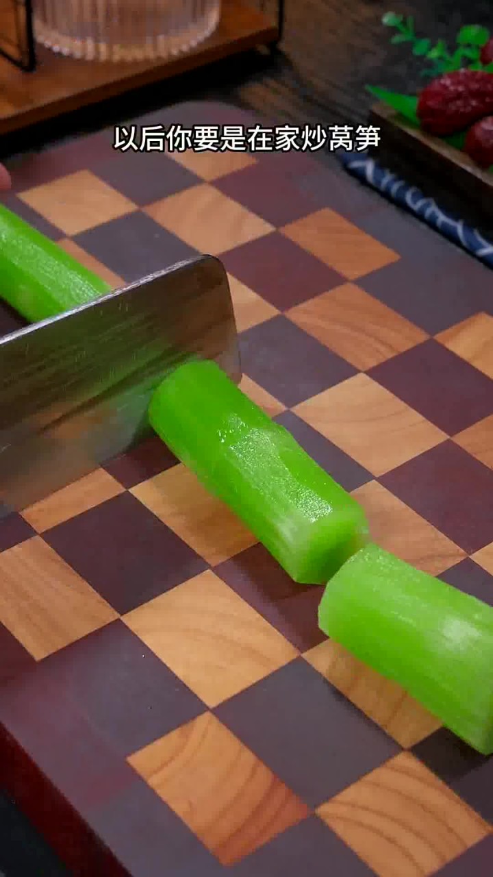 想尝试干锅莴笋?揭秘超香辣秘方,轻松在家制作!