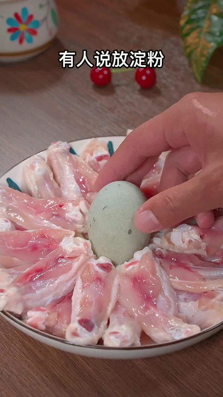 炸鸡翅是用面粉还是淀粉呢?还是有很多弄不明白,下次你就按我这样做～炸出来各个酥脆