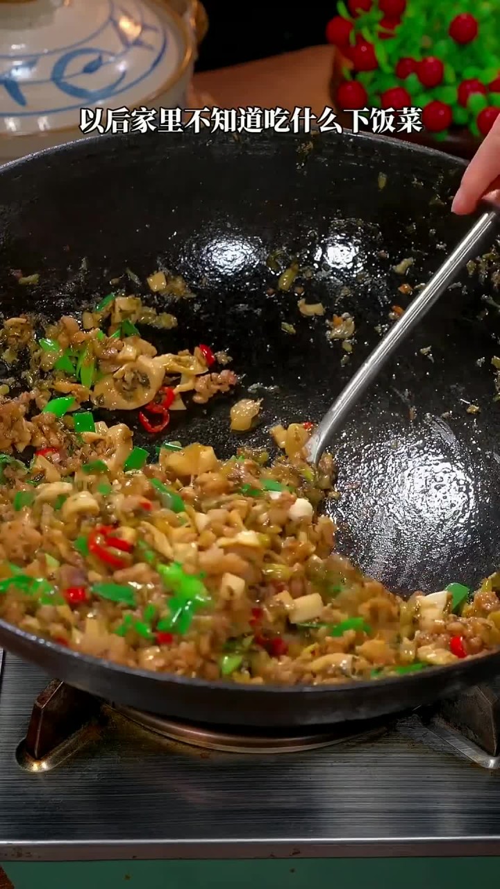 以后家里不知道吃什么下饭菜,这个酸菜小笋炒肉末你可要试一下,拌饭拌面都好吃～