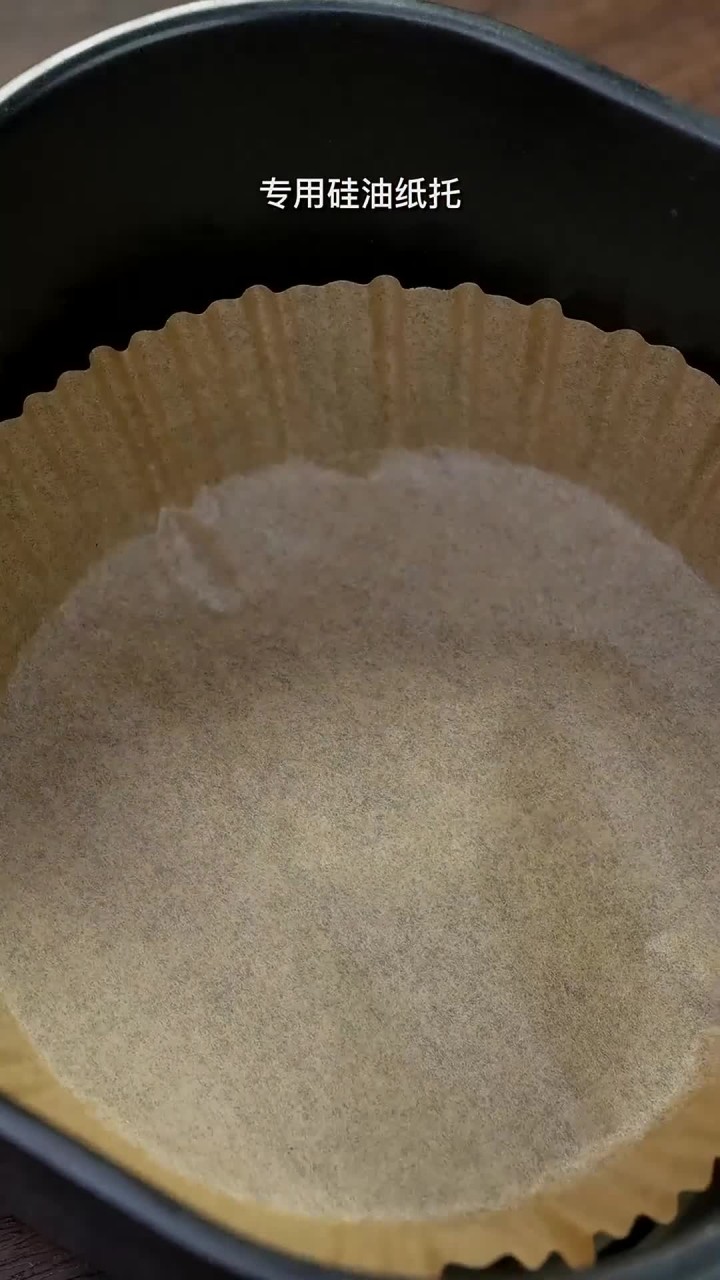 只要两个鸡蛋和一瓶酸奶,就能做酸酸甜甜的酸奶蛋糕,空气炸锅做法更简单