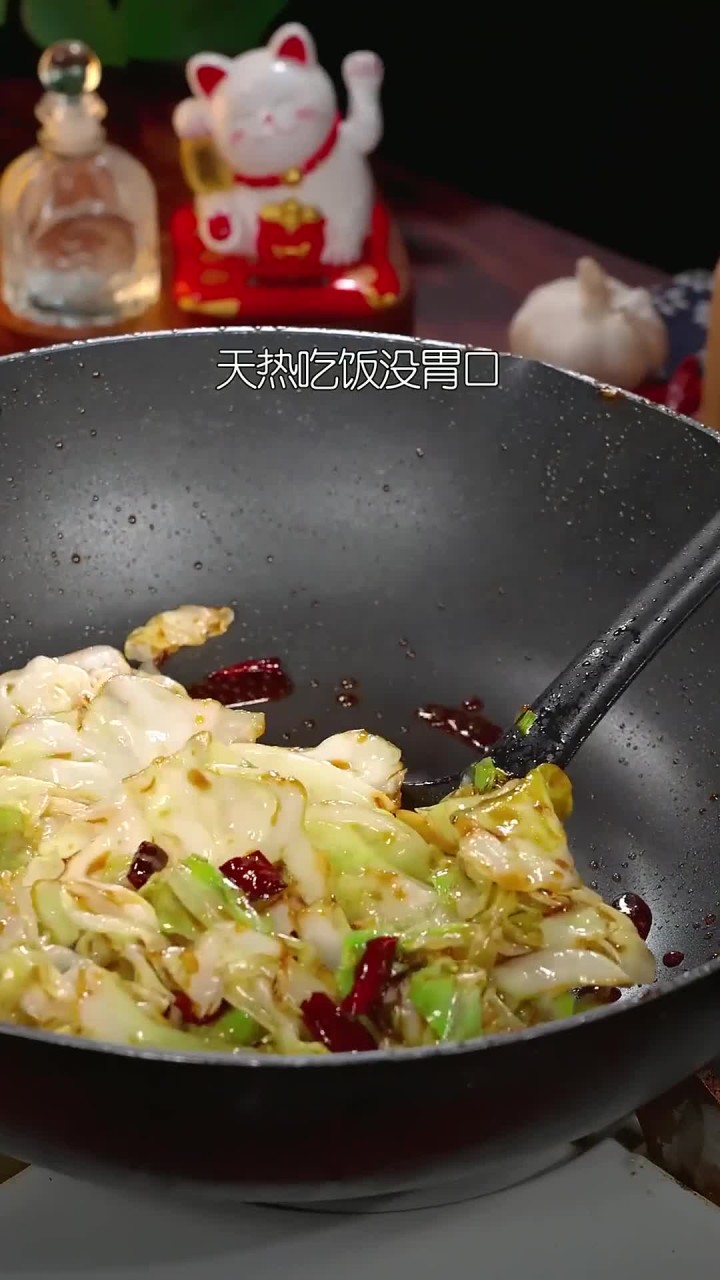 天热吃饭没胃口,你一定要试试这个酸辣包菜,酸辣开胃简单又好吃