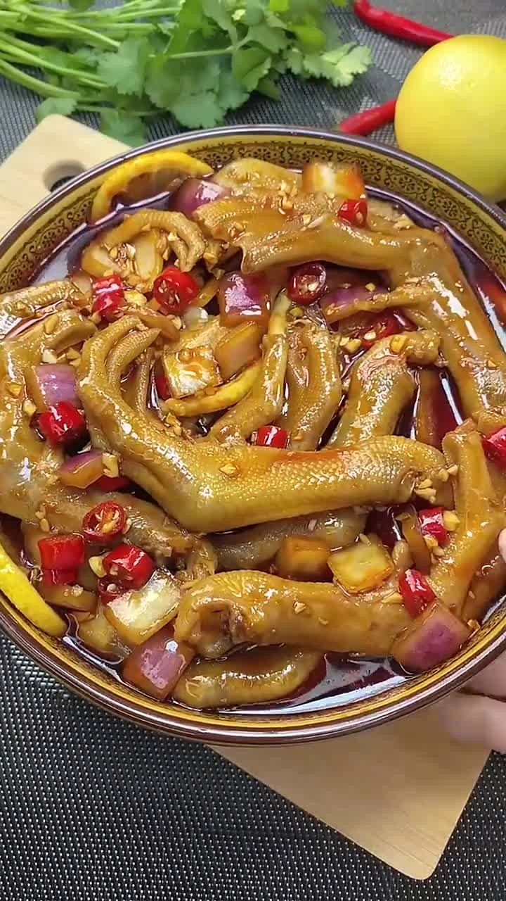 想吃酸辣爽口的泡鸭爪吗?在家就能做,方法很简单