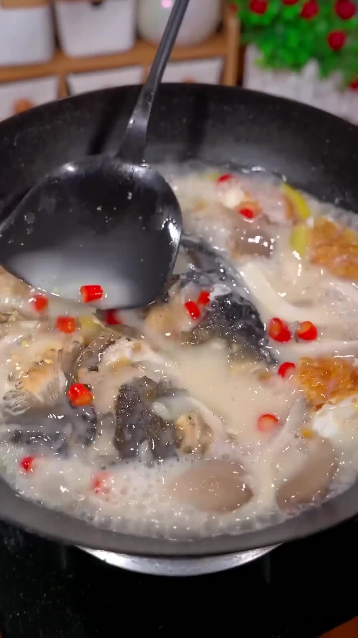平菇鱼头汤这样做真的非常鲜,酸辣又开胃