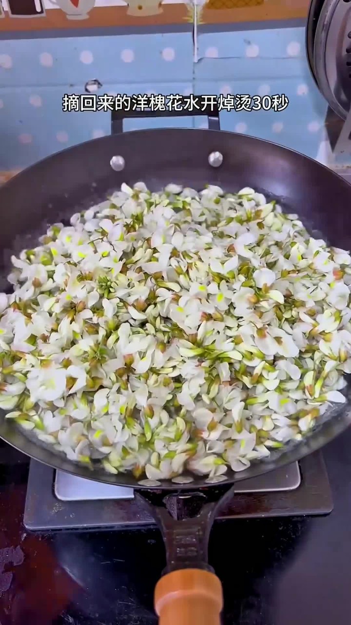我现在强的可怕 学会用猪油渣和洋槐花包饺子了,真的巨香巨好吃