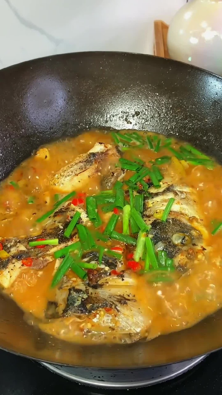 湖南特色紫苏酱煮鱼煮蛙虾都特别香,鱼头你像我这样煮做法简单连汤泡饭都香