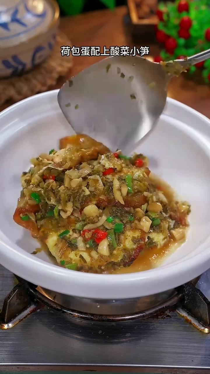 酸菜小笋焖荷包蛋,拌饭拌面条太香了～