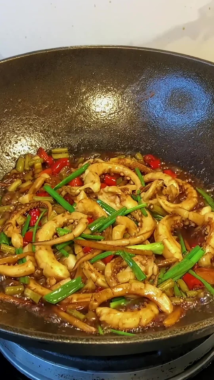 鱿鱼太多种做法了,我偏爱下饭酸辣 的