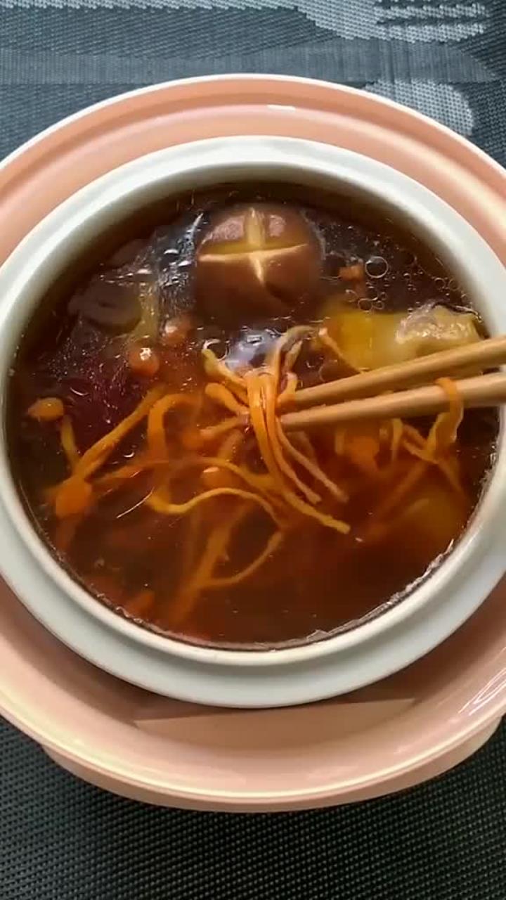 每天下班回家,都有暖粒粒的鸡汤喝,开心这是虫草花炖鸡