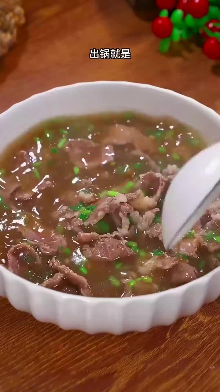 把牛肉放进滚烫的开水里，出锅就是被誉为四大名汤之一的潮汕牛肉汤，鲜美营养又好喝