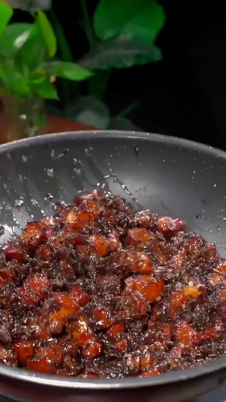 经典的杭帮菜之一梅干菜烧肉，今天分享最家常的做法给大家，口感软糯不腻，梅干菜略带