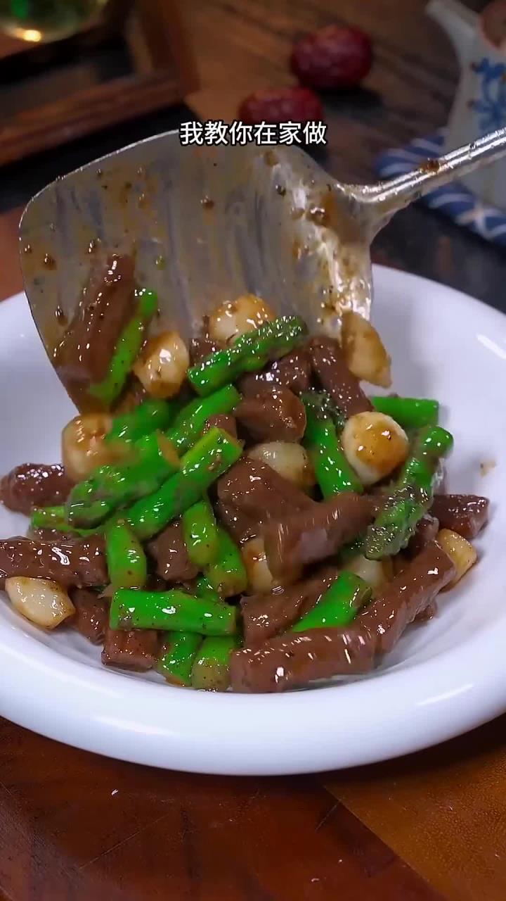 牛肉不要总说红烧和清炖了 你就像我这样做一道黑椒牛柳炒芦笋 鲜香滑嫩 黑椒味好正 大
