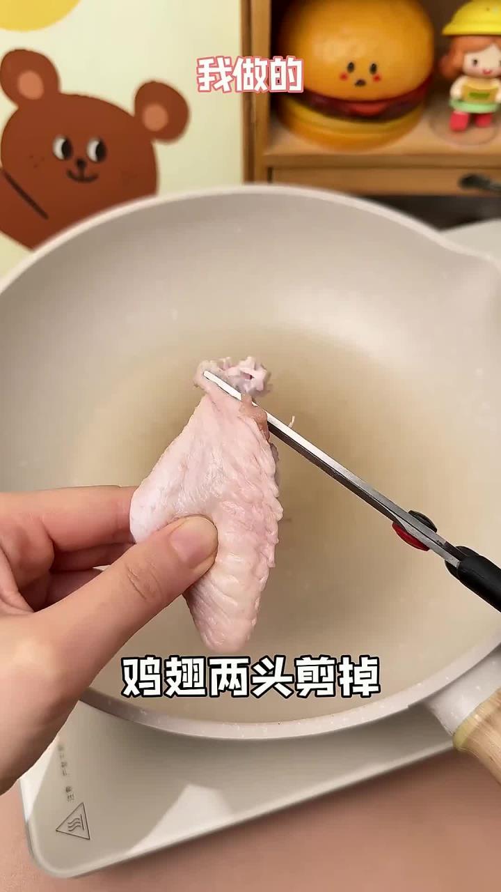 可乐鸡翅包虾滑,没有骨头全是肉,一口一个真的巨好吃!